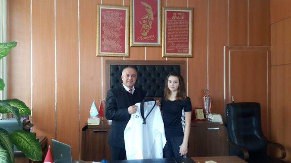 Ümitler Türkiye Taekwondo şampiyonasında Türkiye Şampiyonu Olan Ahmet Avcı Anadolu Lisesi Öğrencisi Ece ARIK Müdürümüz Ramazan KİLLİ Bey´i Ziyaret Etti