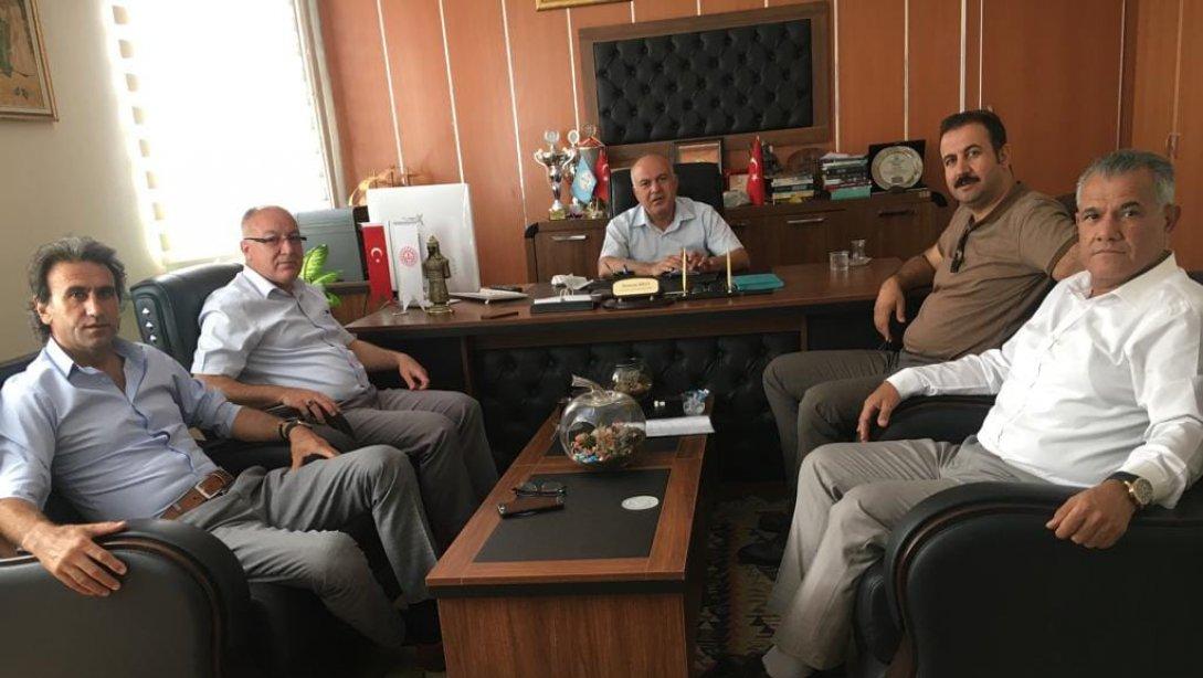 İl Milli Eğitim Şube Müdürleri Sayın Murat Can, Sinan Yıldız ve Ömür Öz, İlçe Milli Eğitim Müdürümüz Sayın Ramazan KİLLİ'yi makamında ziyaret ettiler.